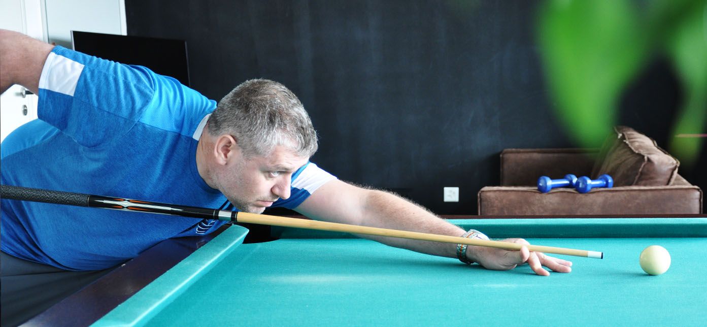 Mitarbeiter am Billardtisch