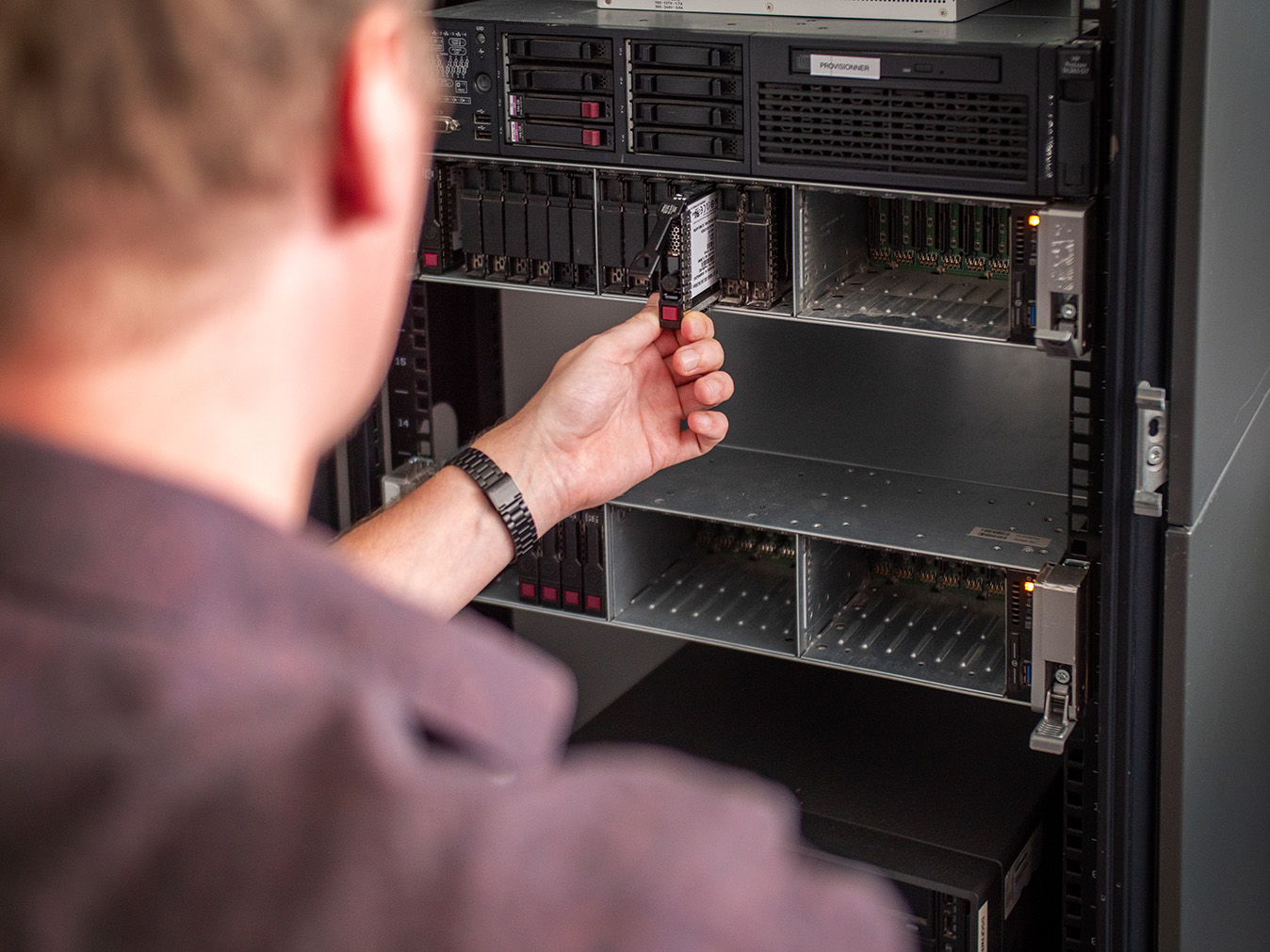 Eine Person arbeitet an Server